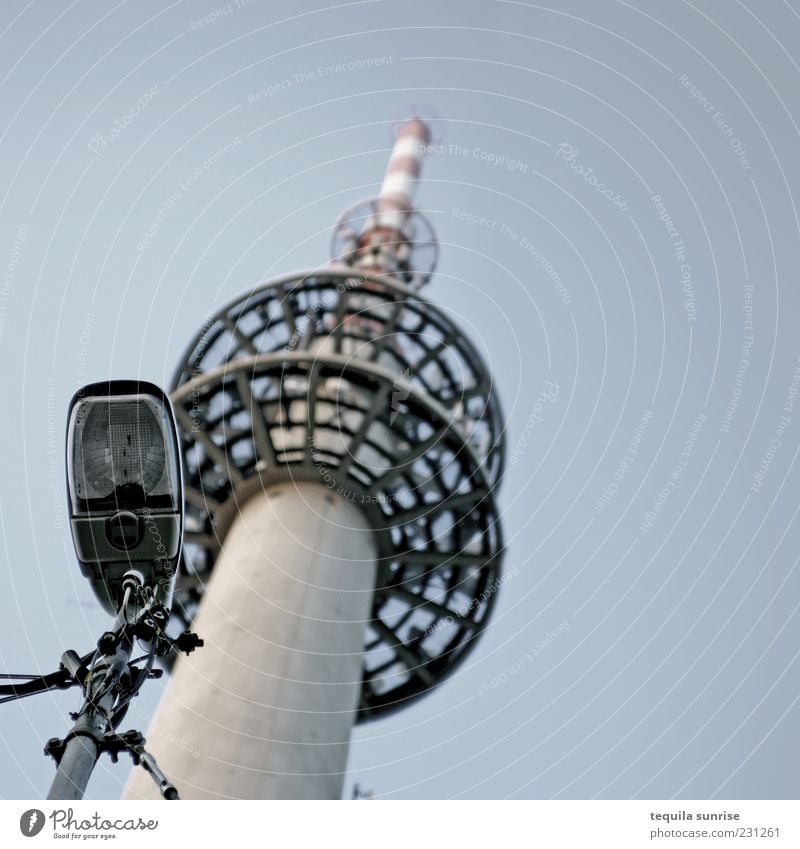 Funklaterne Lampe Glühbirne Kabel Laterne Laternenpfahl Funkturm Fernsehturm kalt blau grau Internet Funktechnik Licht Farbfoto Gedeckte Farben Außenaufnahme