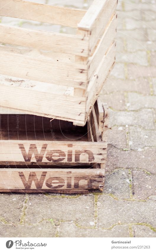 Wein Wein Kasten Holz braun Holzkiste Getränkekiste beige leer Farbfoto Gedeckte Farben Außenaufnahme Textfreiraum unten Textfreiraum rechts Schriftzeichen