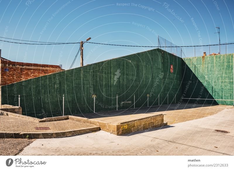 Spielplatz Stadt Menschenleer Platz Mauer Wand Fassade blau braun grün rot Beton Laterne Gitternetz Begrenzung Schattenspiel Farbfoto Außenaufnahme