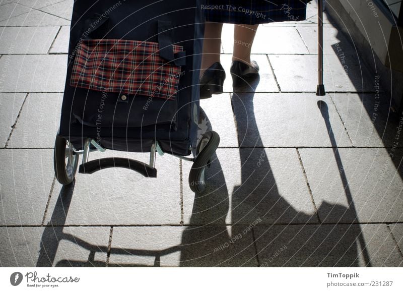 Es läuft nicht mehr rund... Beine Fuß 1 Mensch 60 und älter Senior gehen Armut Armutsgrenze Einkaufstasche alt Stock Gehhilfe Spazierstock Schatten kaputt Rad