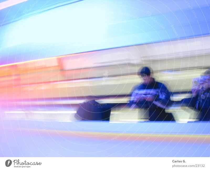 Rollsteg Langzeitbelichtung Autobahn Geschwindigkeit Rolltreppe MUC Flughafen blau Mensch