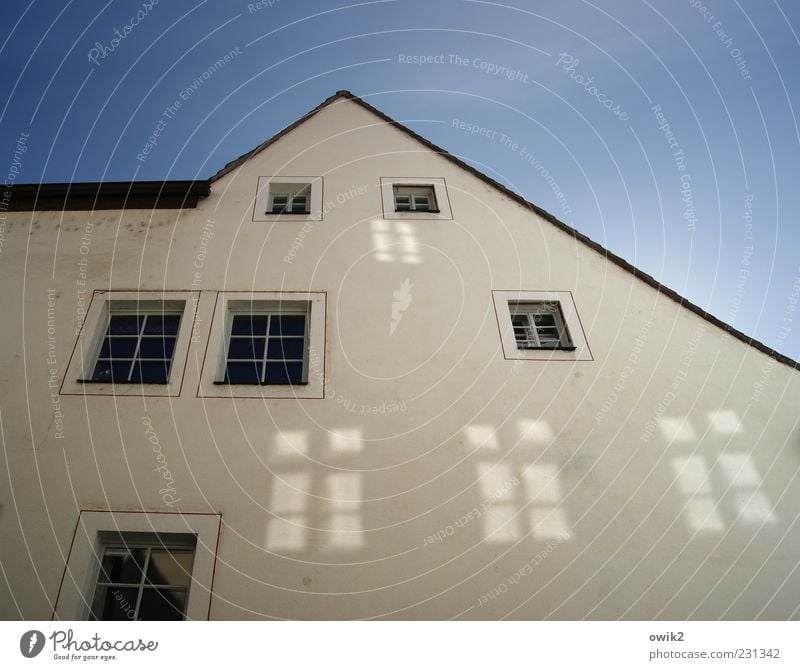 Falsche Fenster Wohnung Haus Bauwerk Gebäude Architektur Mauer Wand Fassade glänzend leuchten eckig einfach hell hoch oben schön Spitze blau grau Ordnungsliebe