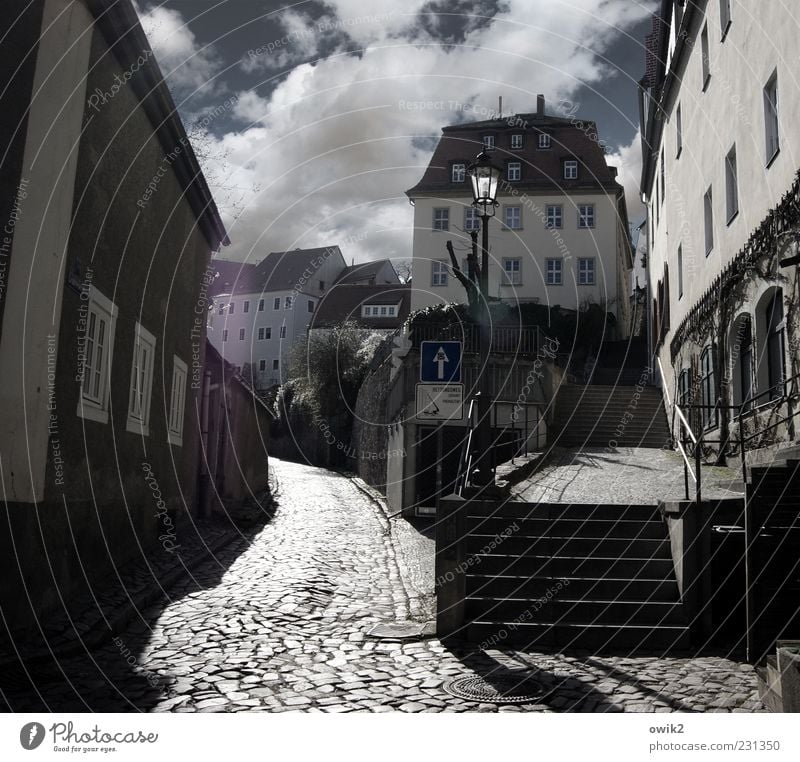 Google Altstadt Stadt Stadtzentrum Haus Bauwerk Gebäude Architektur Mauer Wand Treppe Fassade Fenster Dach Straßenbeleuchtung Wege & Pfade Kopfsteinpflaster