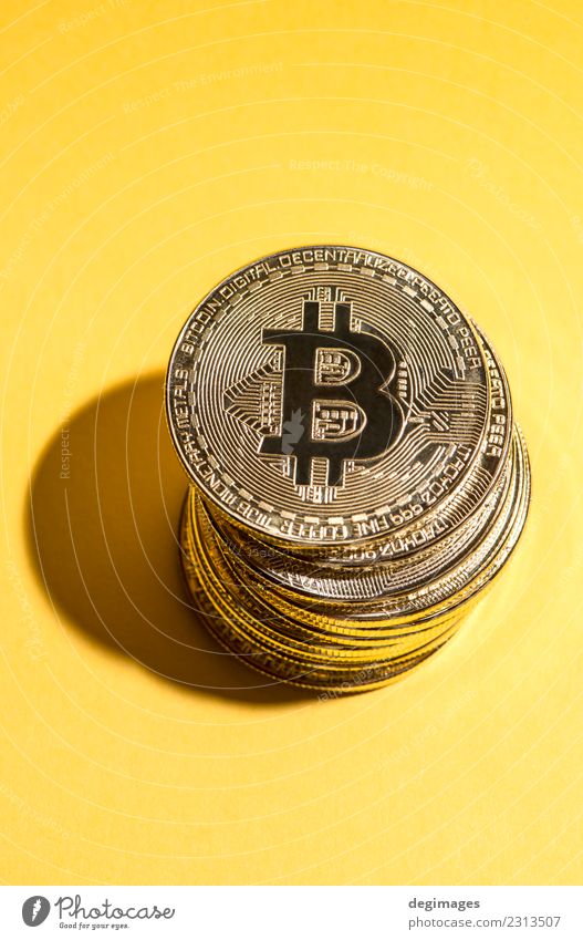 Bitcoin-Stapel auf gelbem Hintergrund Geld Erfolg Wirtschaft Kapitalwirtschaft Geldinstitut Business Metall Wachstum gold Kryptowährung Geldmünzen Entwurf