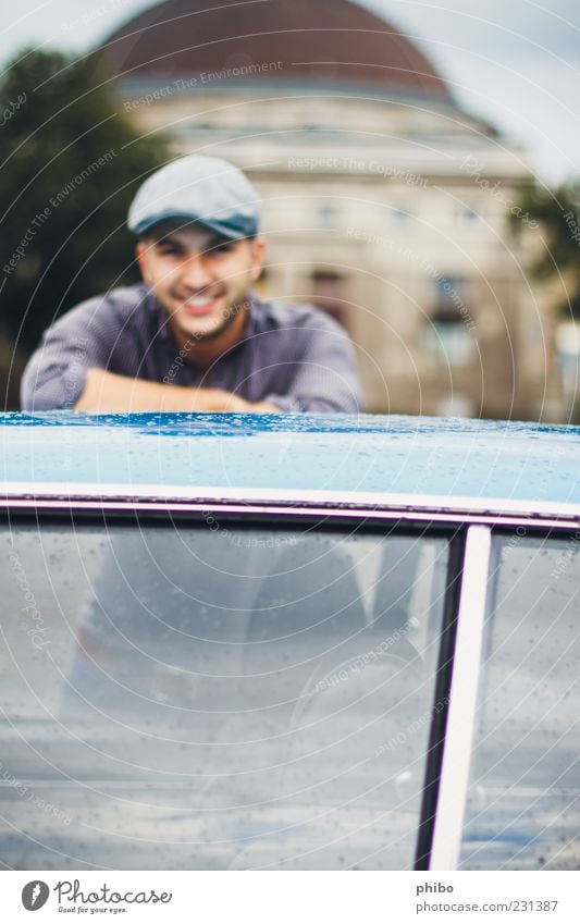 19 Junger Mann Jugendliche Kopf 18-30 Jahre Erwachsene Bauwerk Gebäude Oldtimer Lächeln lachen stehen schön blau grau Freude Zufriedenheit Lebensfreude