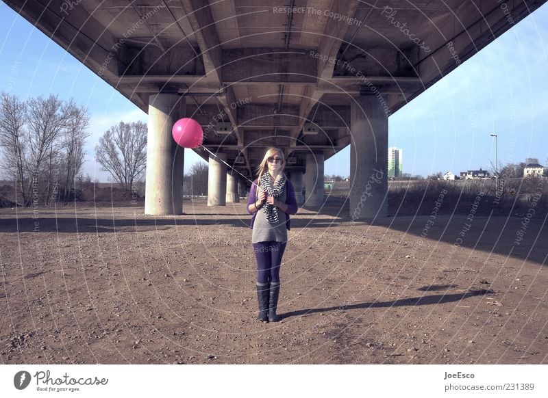 erwartungshaltung. Stil Freizeit & Hobby Freiheit Feste & Feiern Junge Frau Jugendliche Erwachsene Leben 1 Mensch 18-30 Jahre Baum Brücke Bauwerk Sonnenbrille