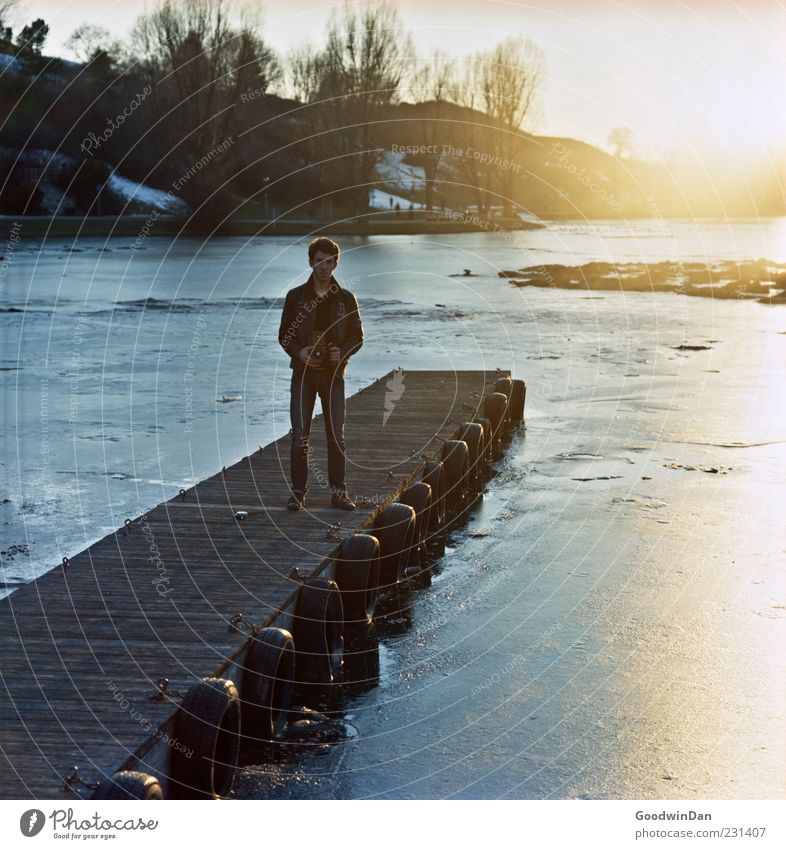 Oliver. Mensch maskulin Junger Mann Jugendliche Erwachsene 1 Umwelt Natur Winter Wetter Schönes Wetter Eis Frost Park Steg festhalten frieren warten Ferne frei