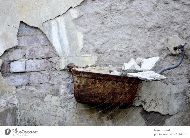 Ablagerungen im Spülkasten Wohnung einrichten Innenarchitektur Bad Baustelle Handwerk Industrieanlage Gebäude Mauer Wand Fassade Toilette Toilettenspülung alt