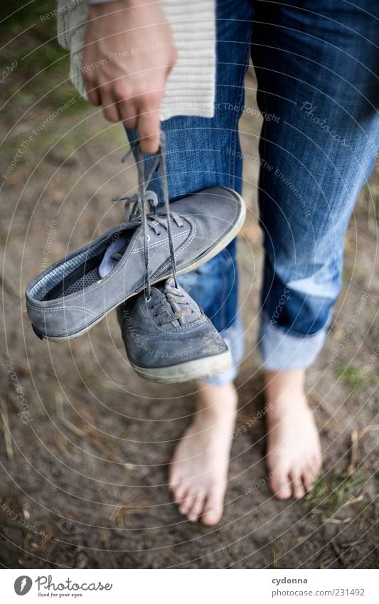 Barfuß Lifestyle Leben harmonisch Wohlgefühl Erholung ruhig Ausflug Freiheit Mensch Umwelt Natur Erde Jeanshose Schuhe Idee einzigartig Lebensfreude