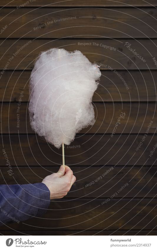 Hand hält Zuckerwatte vor Holzwand Lebensmittel Süßwaren Ernährung Diät Duft lecker süß weich ungesund Jahrmarkt stoppen rosa Wolken Hintergrundbild schenken