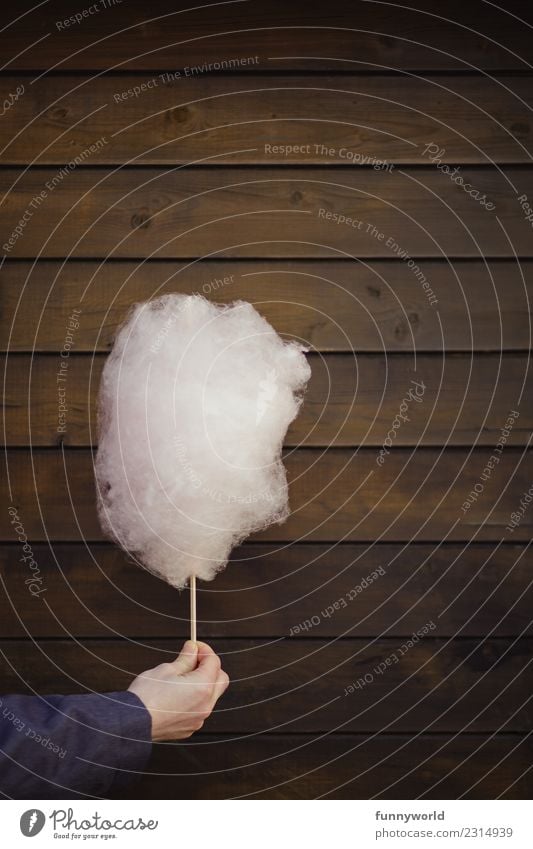 Hand hält rosa Zuckerwatte groß lecker lustig süß Freude stoppen zeigen schenken Jahrmarkt Holz Holzwand Holzbrett braun minimalistisch Süßwaren Watte Wolken