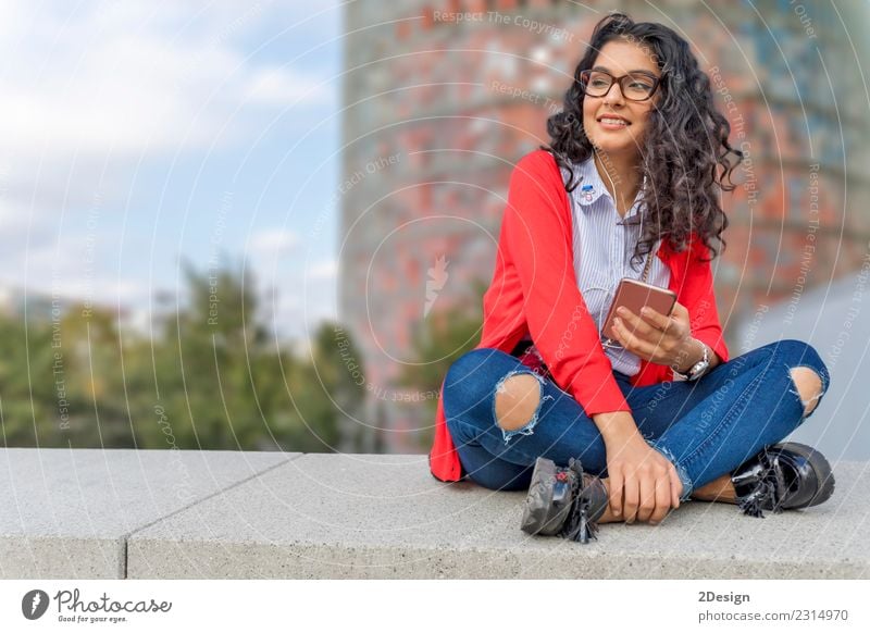 Eine junge Frau beim Musikhören auf dem digitalen Tablett Freude Freiheit Sonne Entertainment Telefon MP3-Player Technik & Technologie Erwachsene Jugendliche