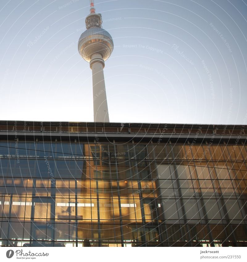 gefühlte Fünf vor zwölf am Alex Wolkenloser Himmel Hauptstadt Stadtzentrum Bahnhof Turm Sehenswürdigkeit Wahrzeichen Berliner Fernsehturm Bahnhofshalle leuchten