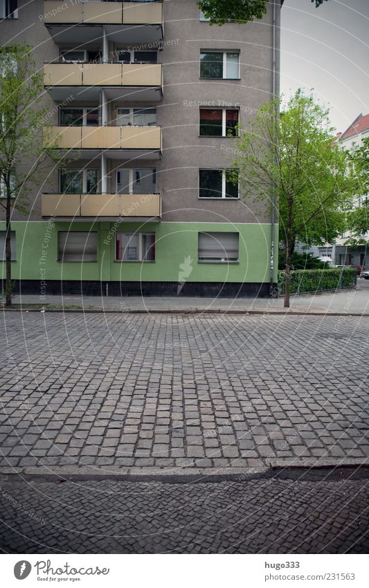 Berlin XI Neukölln Stadt Hauptstadt Menschenleer Balkon Verkehrswege Straße Stein grau grün Rollladen Hecke Pflastersteine Bordsteinkante Neubau Farbfoto