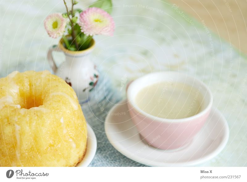 Kaffetisch Samstag Lebensmittel Teigwaren Backwaren Kuchen Dessert Ernährung Kaffeetrinken Getränk Heißgetränk Espresso Teller Tasse Blume Blüte Kitsch klein