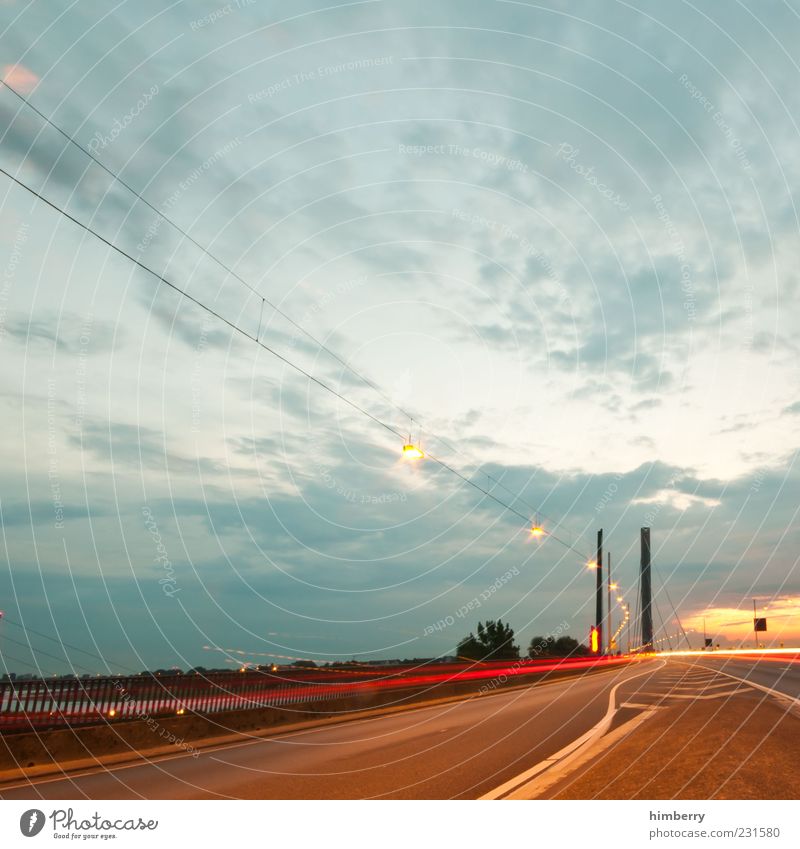 adobe bridge Verkehr Verkehrswege Straßenverkehr Wege & Pfade Gefühle Stimmung Bewegung Geschwindigkeit Fahrbahn Fahrbahnmarkierung Farbfoto mehrfarbig