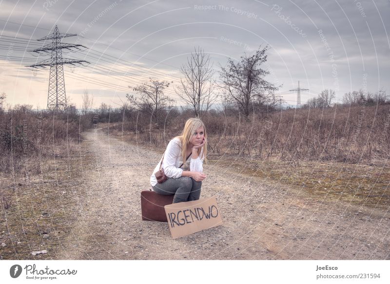 irgendwo 02 Ferien & Urlaub & Reisen Abenteuer Freiheit Junge Frau Jugendliche Erwachsene Leben 1 Mensch Natur Feld Koffer blond sitzen warten Coolness trendy