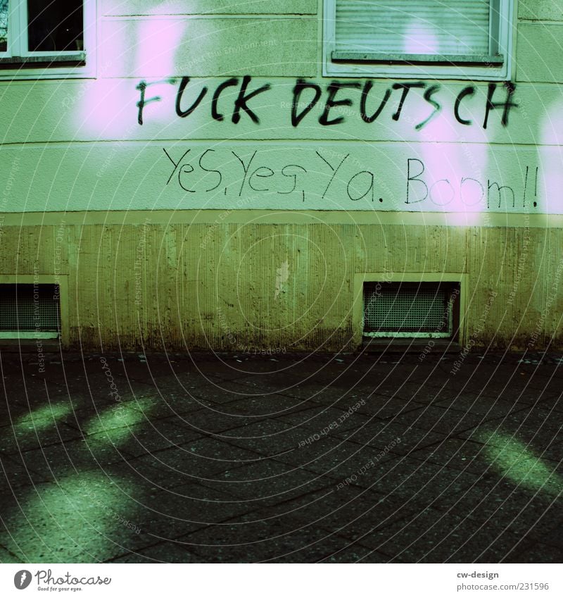 Yes, Yes, Ya. Boom!! Lifestyle Jugendkultur Haus Gebäude Mauer Wand Fassade Fenster Kommunizieren Aggression authentisch frech grau grün Akzeptanz Toleranz Wut