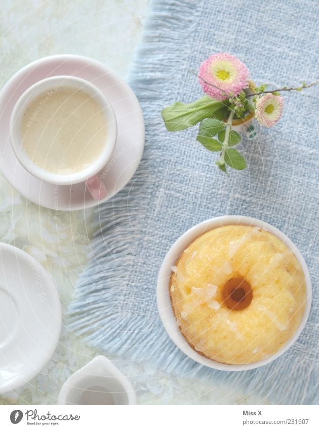 Montagstisch Lebensmittel Kuchen Ernährung Kaffeetrinken Getränk Heißgetränk Geschirr Teller Tasse Blume Blüte Kitsch klein lecker süß Miniatur Blumenvase