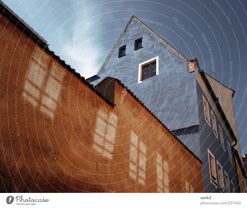 Über die Straße Wohnung Haus Traumhaus Himmel Klima Wetter Schönes Wetter Stadt Altstadt Mauer Wand Fassade Fenster leuchten alt fest historisch hoch blau braun