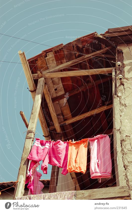 Wäsche trocknen Dorf Ruine Mauer Wand Balkon Terrasse Dach Bekleidung Hose hängen Armut klein oben Sauberkeit trocken mehrfarbig rosa Kindheit Leben Überleben