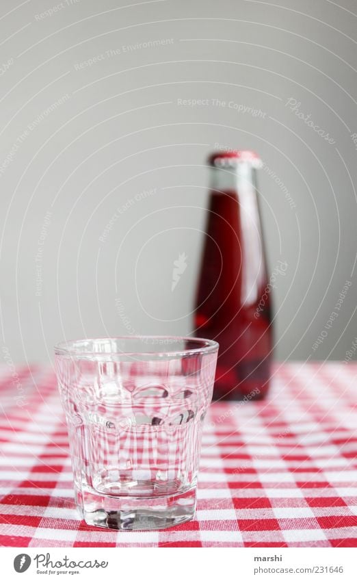 rote Limo Getränk trinken Erfrischungsgetränk Limonade Saft Flasche Glas kariert durstig geschmackvoll Geschmackssinn Unschärfe klein Farbfoto Innenaufnahme