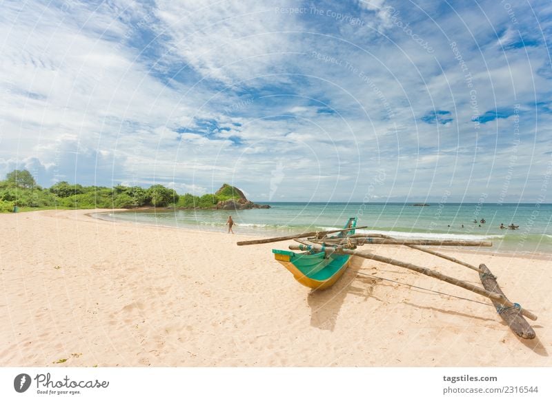 Balapitiya, Sri Lanka - Ein traditionelles Kanu am Strand Asien Bucht Kanusport Küste Frau Idylle erleuchten Landschaft natürlich Natur Meer Frieden friedlich