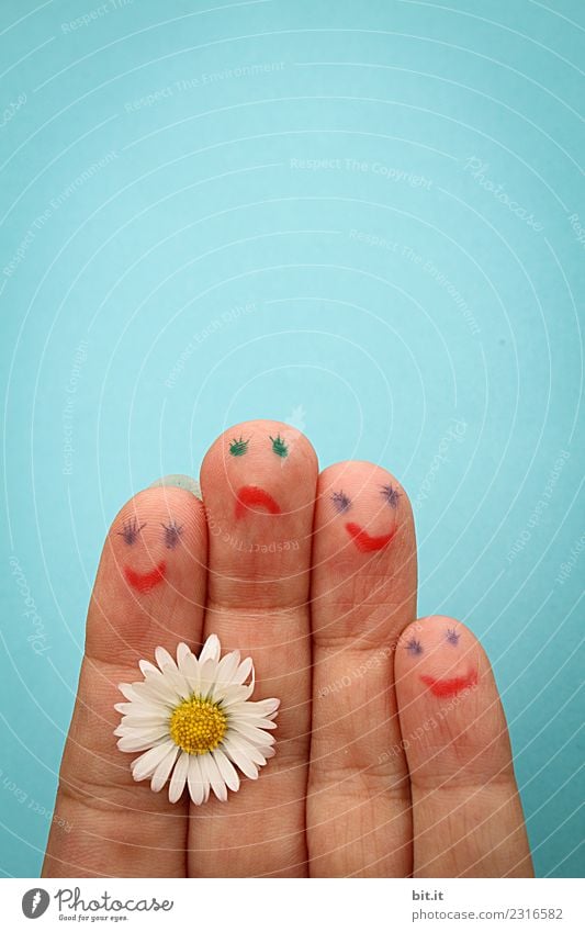 Hand mit aufgemalten Smilies und Gänseblümchen vor blauer Wand Handarbeit Valentinstag Muttertag Geburtstag Kindergarten Mensch Kindheit Finger