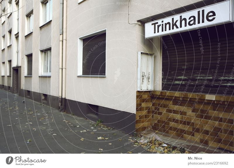 Trinkhalle Haus trinken Stadt Fassade Fenster trist Bürgersteig Kiosk geschlossen Mehrfamilienhaus Beschriftung Werbeschild Spirituosen Ruhrgebiet Gebäude