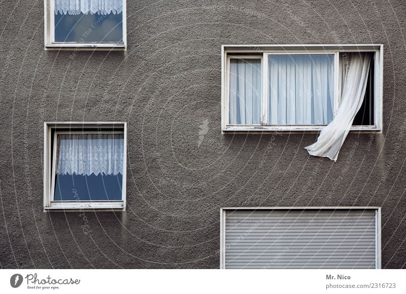 vom winde verweht Stadt Haus Hochhaus Gebäude Mauer Wand Fassade Fenster grau weiß Mehrfamilienhaus Gardine Rollo wehen Nachbar lüften Häusliches Leben Wohnung