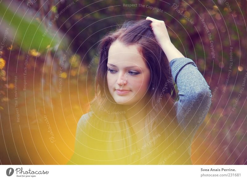 weich,wie du. Lifestyle Stil feminin Junge Frau Jugendliche 1 Mensch 18-30 Jahre Erwachsene Natur Sonnenlicht Schönes Wetter Pflanze Haare & Frisuren brünett