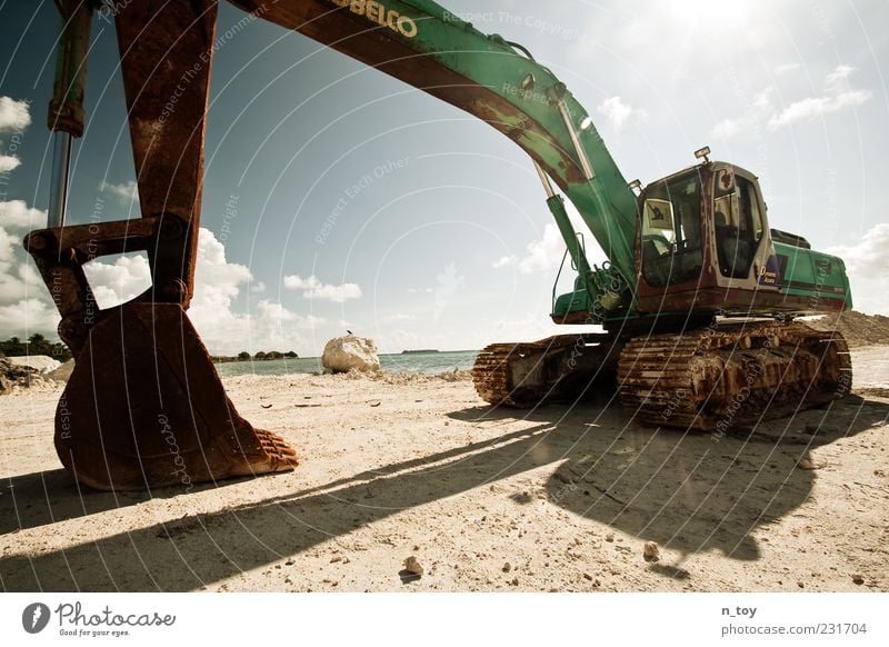 Baggern am Strand Meer Insel Maschine Industrie Erde Wasser bauen Wandel & Veränderung Baggerschaufel Himmel Wolken Malediven Indischer Ozean blenden Sand