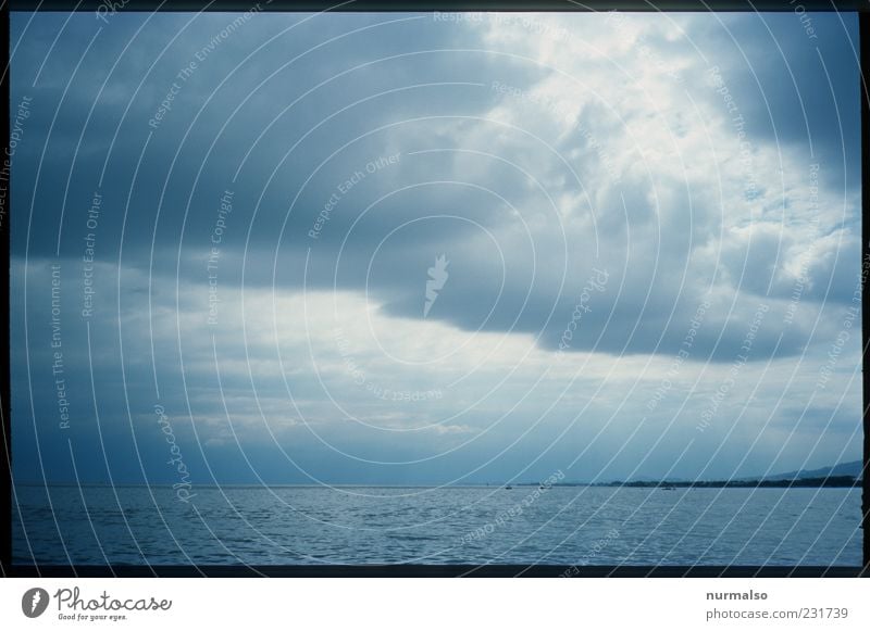 da zieht was auf Ferne Freiheit Natur Landschaft Wolken Horizont Klima schlechtes Wetter Unwetter Wind Sturm Wellen Küste Meer Insel beobachten entdecken dunkel