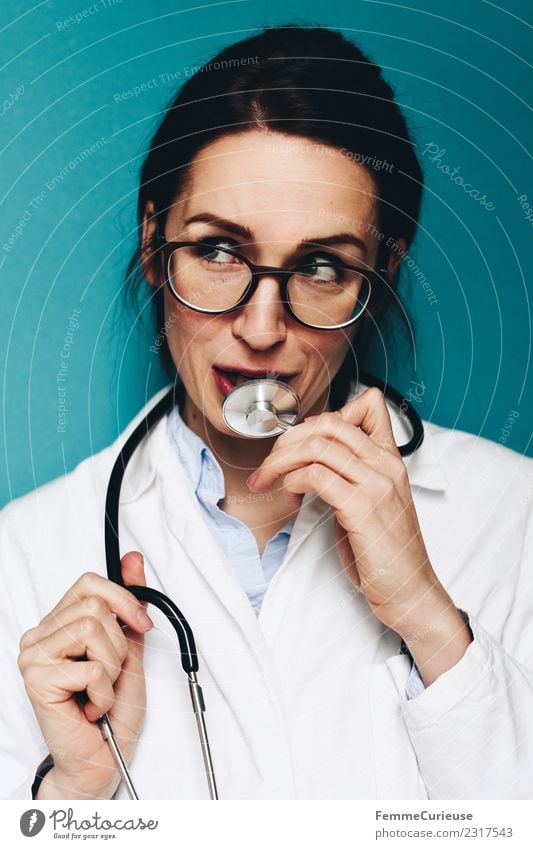 Female, friendly doctor fooling around with her stethoscope Arbeit & Erwerbstätigkeit Beruf Arzt feminin Junge Frau Jugendliche Erwachsene 1 Mensch 18-30 Jahre