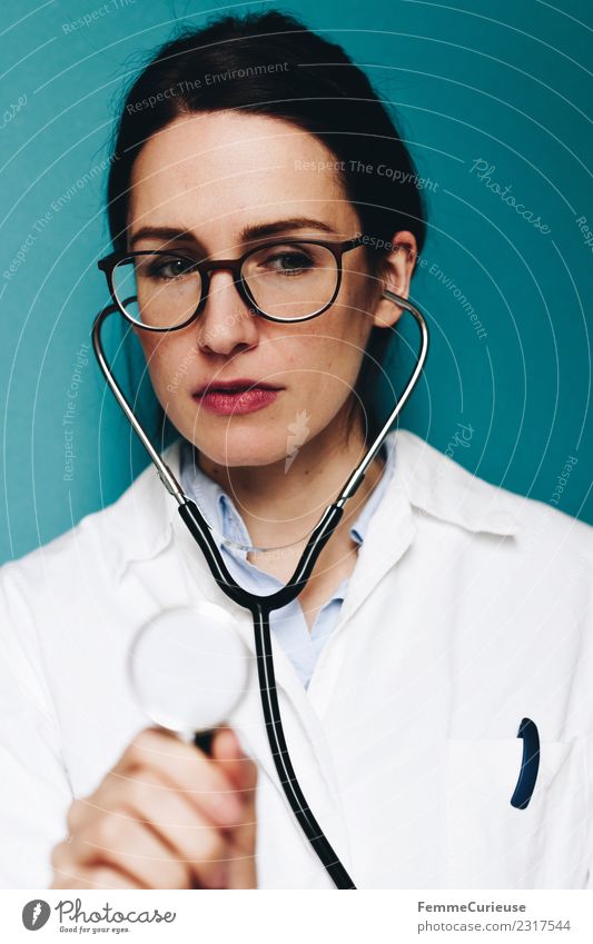 Female doctor with stethoscope Arbeit & Erwerbstätigkeit Beruf Arzt feminin Junge Frau Jugendliche Erwachsene 1 Mensch 18-30 Jahre 30-45 Jahre kompetent