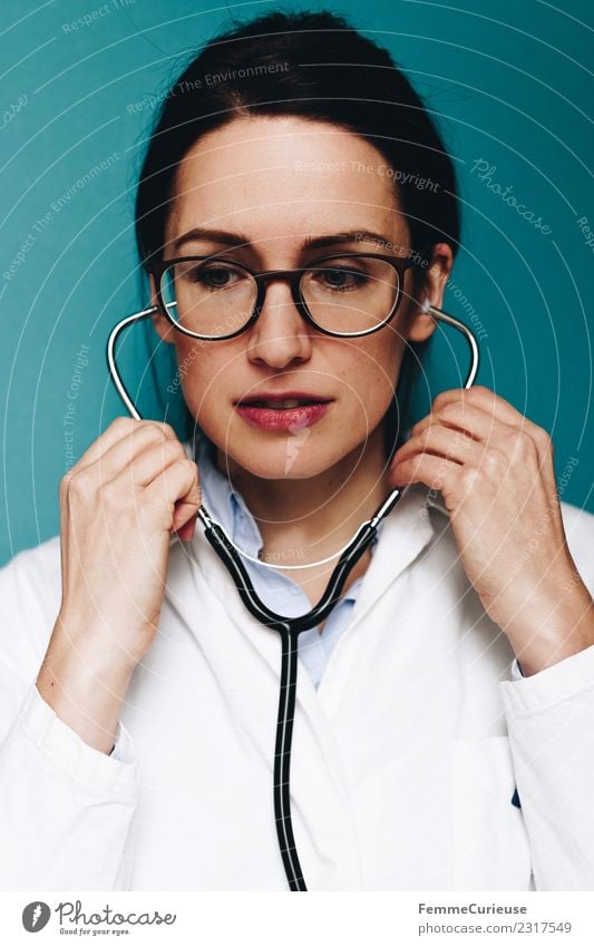 Female doctor with her stethoscope Arbeit & Erwerbstätigkeit Arzt feminin Junge Frau Jugendliche Erwachsene 1 Mensch 18-30 Jahre 30-45 Jahre kompetent hören