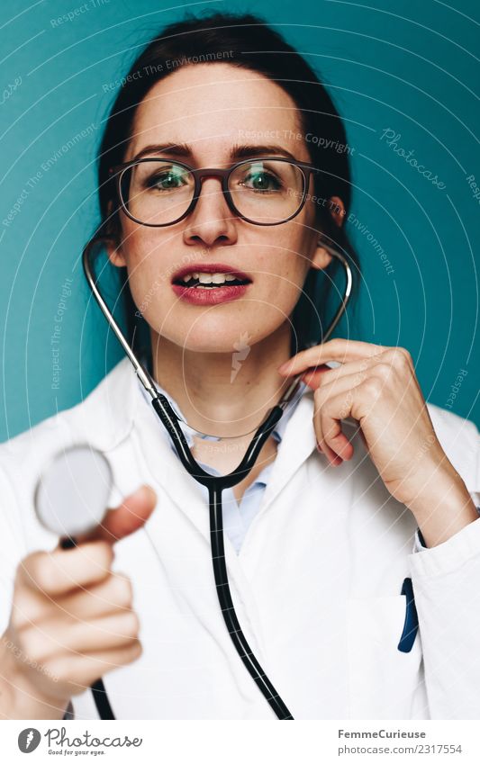 Female doctor with stethoscope talking to patient Arbeit & Erwerbstätigkeit Beruf Arzt feminin Junge Frau Jugendliche Erwachsene 1 Mensch 18-30 Jahre