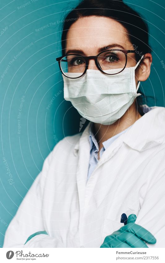 Female doctor wearing a face mask and protective gloves Arbeit & Erwerbstätigkeit Beruf Arzt feminin Junge Frau Jugendliche Erwachsene 1 Mensch 18-30 Jahre