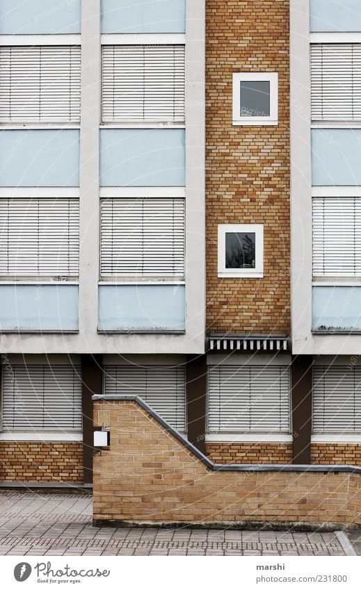 heute geschlossen Haus Fabrik Mauer Wand Fassade braun Rollladen Fenster Wege & Pfade Architektur Farbfoto Außenaufnahme Backsteinwand Fensterfront Jalousie