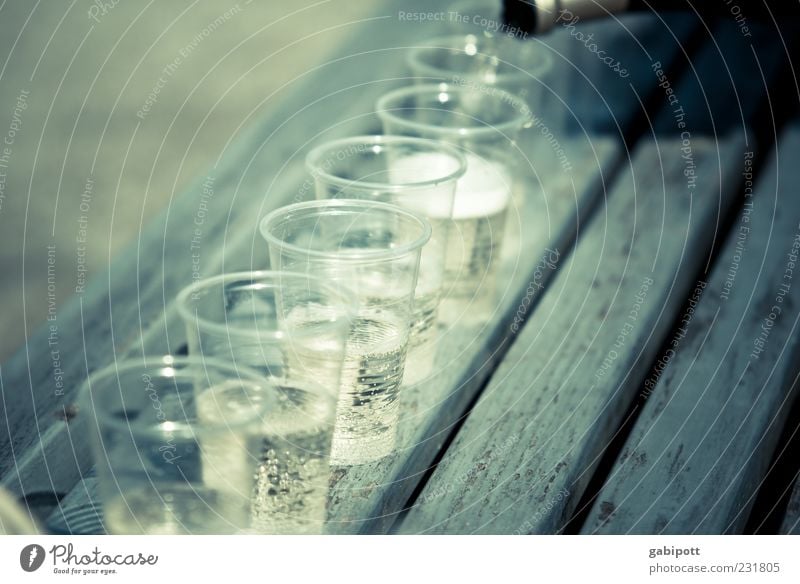 Sekt für alle Party Feste & Feiern blau grau Stimmung Freizeit & Hobby Plastikbecher Sektperlen Bank Holz Menschenleer Tag Schwache Tiefenschärfe eingießen