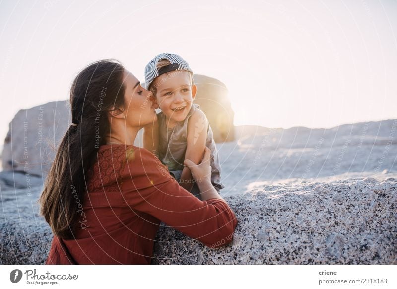 Junge erwachsene Mutter gibt dem Kleinkind einen Kuss auf die Wange. Lifestyle Freude Glück schön Freizeit & Hobby Ferien & Urlaub & Reisen Sommer Strand Meer