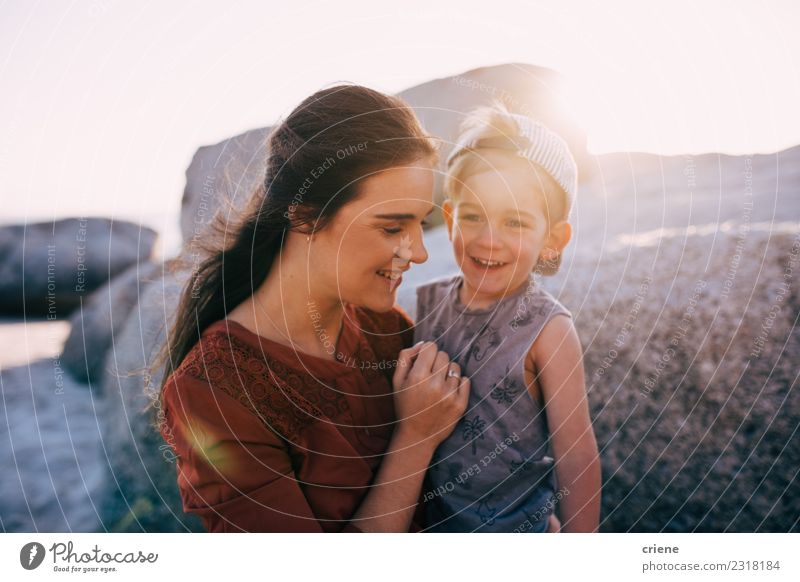 Glückliche Mutter und kleiner Junge lächeln am Strand. Lifestyle Freude schön Freizeit & Hobby Ferien & Urlaub & Reisen Sommer Meer Kind Kleinkind Frau