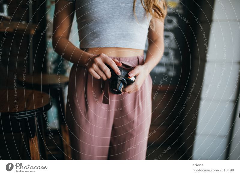 Nahaufnahme einer Frau mit einer Vintage-Kamera Lifestyle Glück schön Fotokamera Mensch Erwachsene Mode Lächeln frisch natürlich niedlich retro altehrwürdig