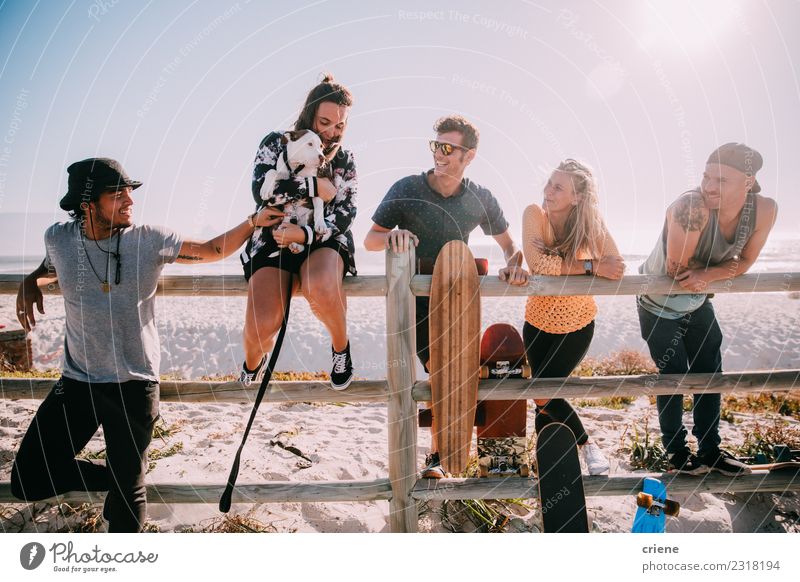 Gruppe junger erwachsener Freunde, die gemeinsam Spaß am Strand haben. Freude Glück Leben Freizeit & Hobby Sommer Mensch Frau Erwachsene Mann Freundschaft