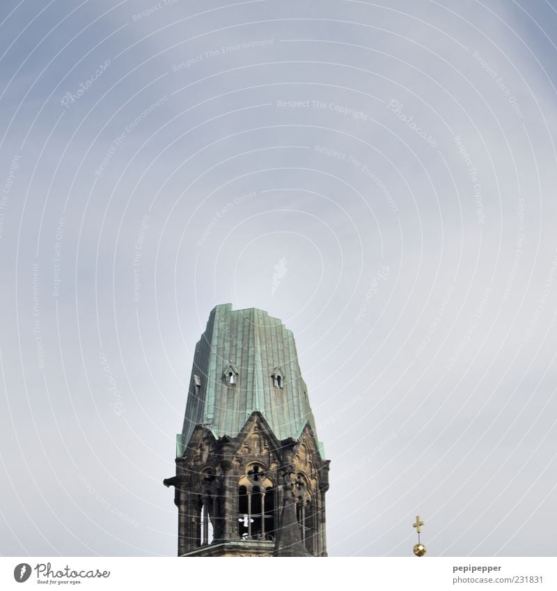 Synergie Hauptstadt Kirche Ruine Bauwerk Fassade Sehenswürdigkeit Wahrzeichen Denkmal Stein Gold Kreuz alt authentisch Bekanntheit historisch kaputt braun grün