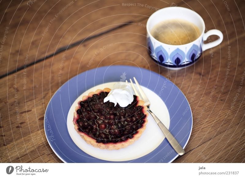 was süßes zum kaffee Lebensmittel Kuchen Obstkuchen Sahne Ernährung Getränk Heißgetränk Kaffee Teller Tasse Gabel lecker Farbfoto Innenaufnahme Menschenleer