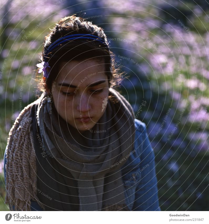 gone. Mensch feminin Junge Frau Jugendliche Erwachsene 1 Umwelt Natur Pflanze Blume Krokusse Park Wiese Bekleidung Jeansjacke Schal Haarreif Haare & Frisuren