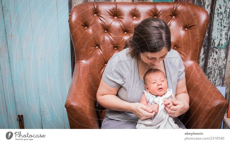 Neugeborenes Baby, das die Welt erlebt. schön Haut Gesicht Erholung Schlafzimmer Kind Kleinkind Junge Kindheit Hand Spielzeug Lächeln Liebe schlafen träumen