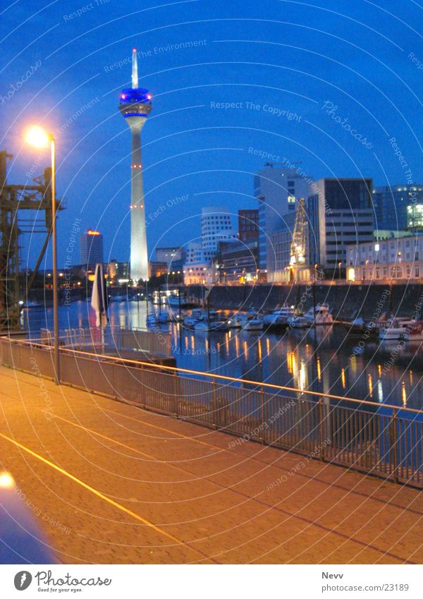 Medienhafen - Düsseldorf Nacht Langzeitbelichtung Europa Hafen Fernsehturm