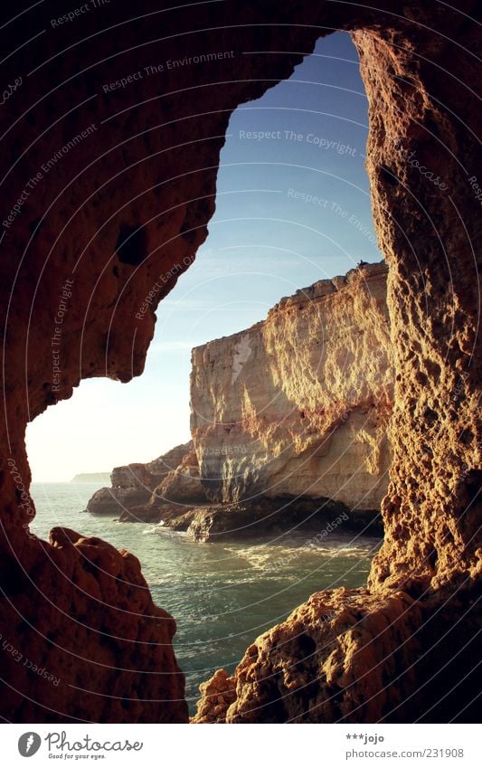 kompartibel. Carvoeiro Meer Atlantik Küste Klippe Felsküste Algarve Portugal Riff Höhle Durchblick Rahmen Sandstein Abenddämmerung Tuffstein Wellen Loch Stein